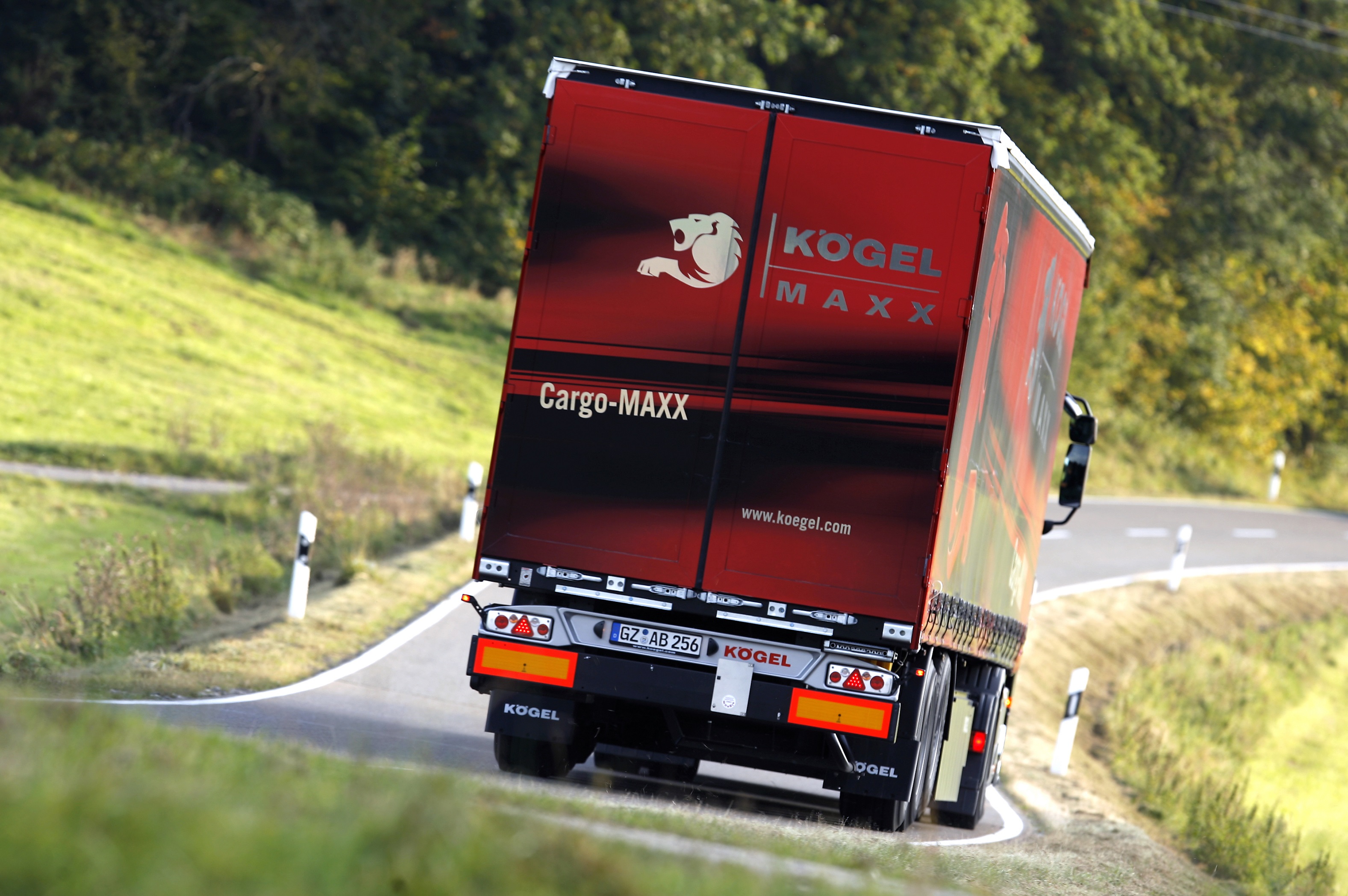 Kögel, Mega Maxx, Cargo Maxx roter Cargo Maxx LKW fährt auf einer Landstrasse