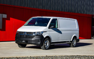 Der ABT e-T6.1 steht vor der Firmenzentrale