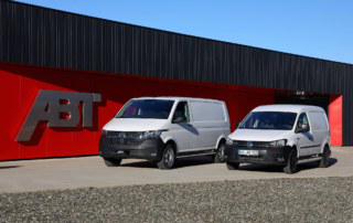 ABT e-T6.1 und ABT e-Caddy vor der Firmenzentrale
