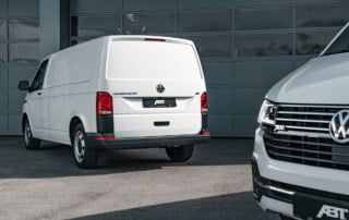 Zwei elektrobetriebene Transporter von ABT