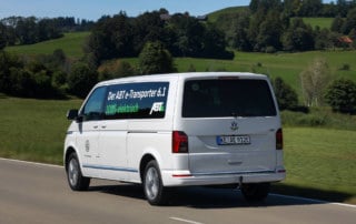 Die e-Caravelle von ABT fährt auf einer Landstraße.