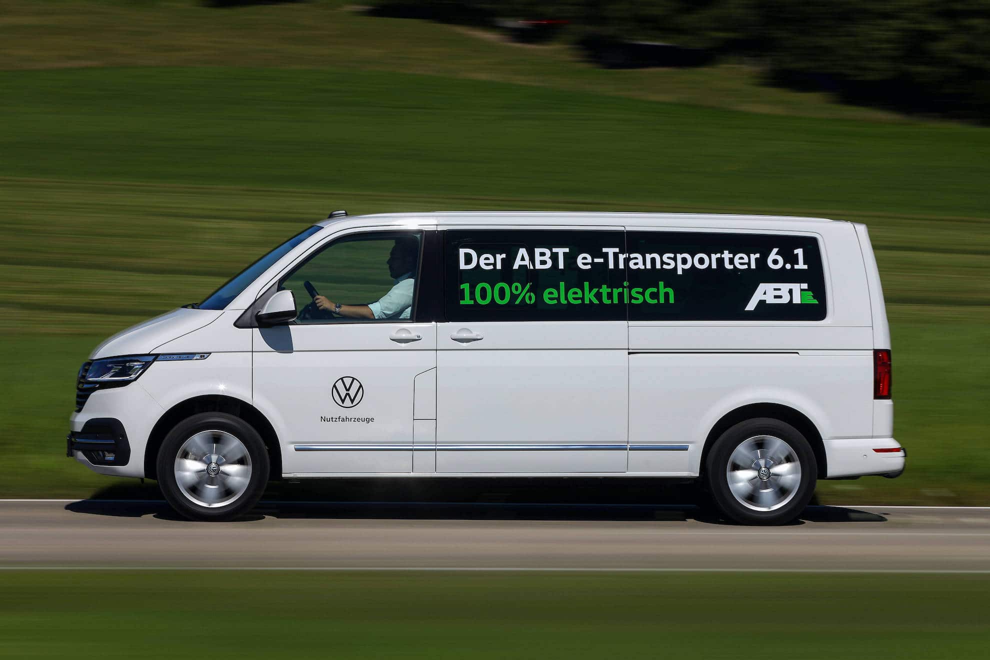 ABT e-Caravelle auf einer Landstraße