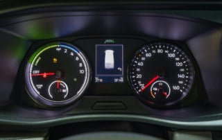 Armaturenbrett des ABT e-T6.1 mit Ladestatus und Tacho