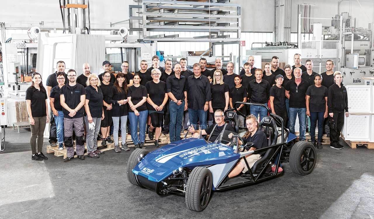 swissplast team präsentiert sich und stellt Elektroauto vor