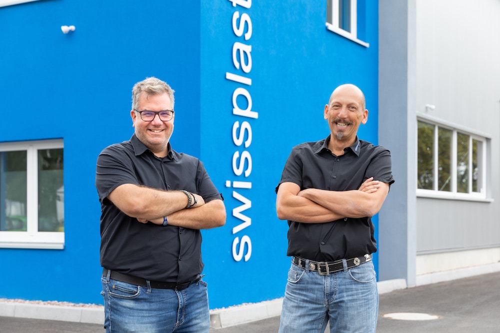 Die Firmenchefs Stephan Zwahlen und Barac Bieri stehen vor dem neuen swissplast Gebäude in Gotha